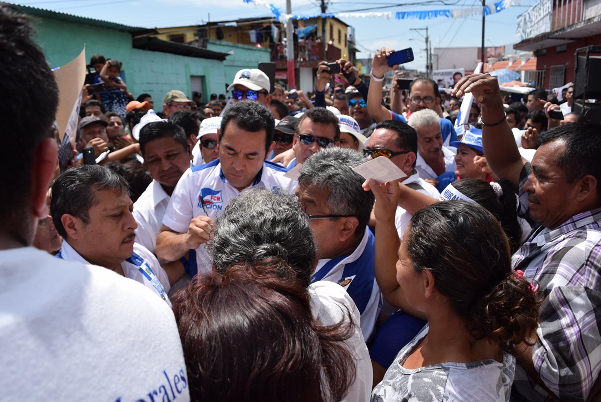 Jimmy Morales se dirige a sus simpatizantes durante un mitin celebrado en Escuintla. (Foto Prensa Libre: Carlos Enrique Paredes)
