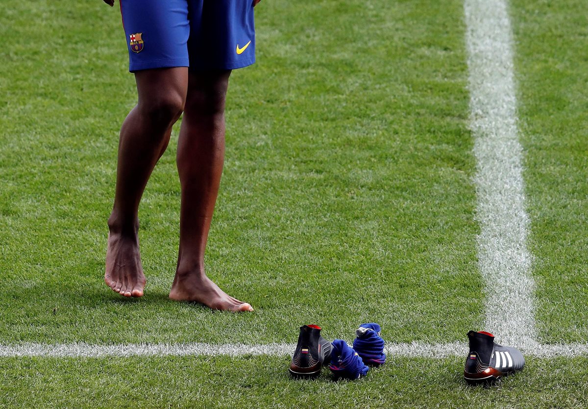 Mina se quitó las botas para pisar el césped del Camp Nou. (Foto Prensa Libre: EFE)