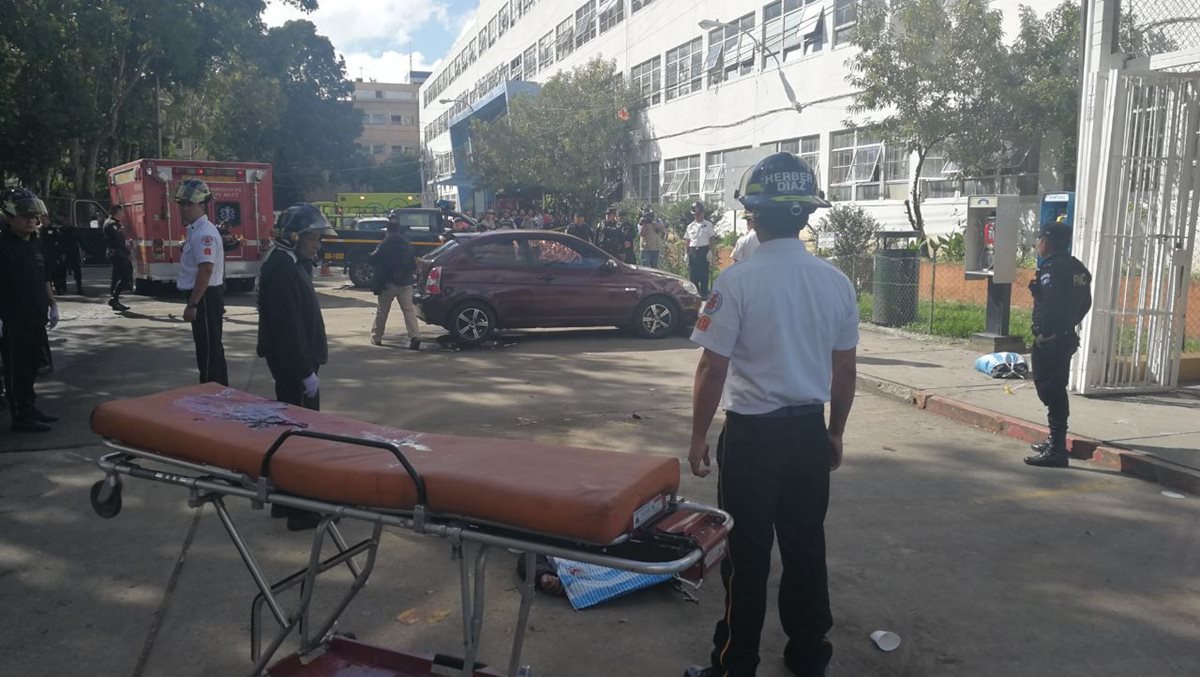 Afuera del hospital Roosevelt han quedado los cuerpos de dos guardias del Sistema Penitenciario.