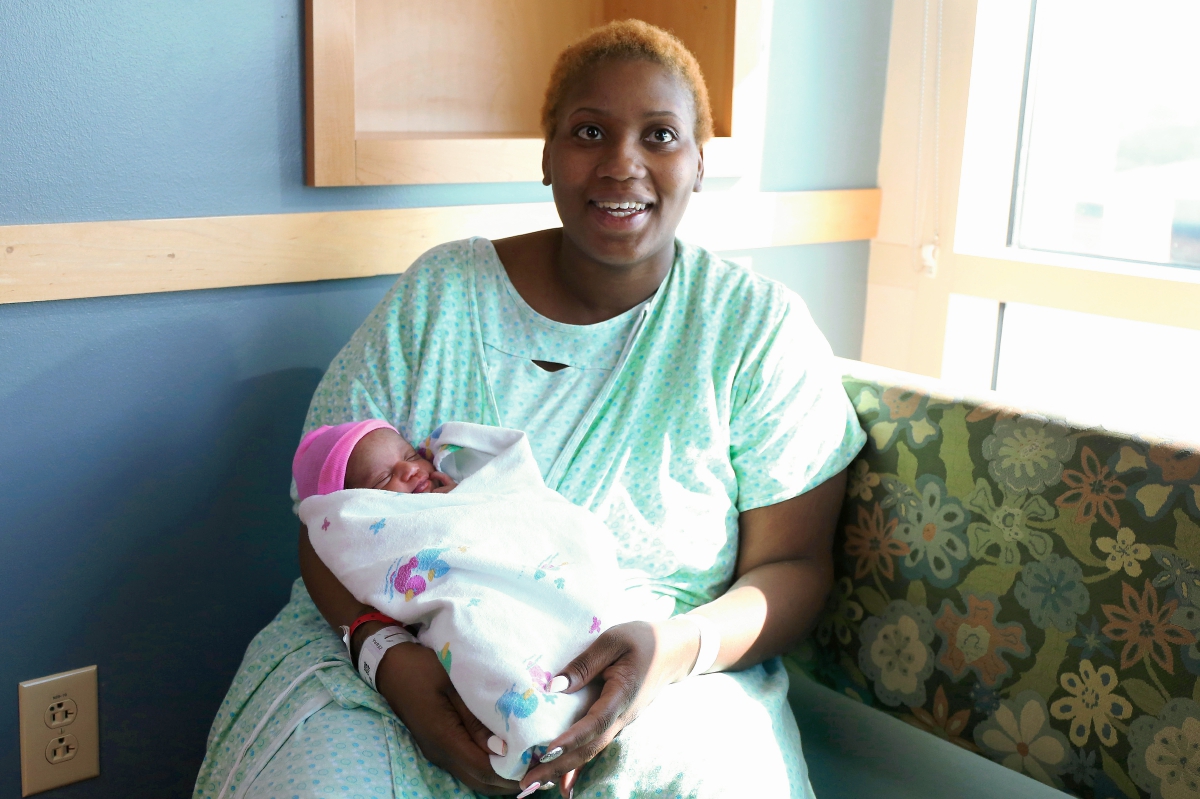 Mujer embarazada en EE.UU. da a luz en la ducha