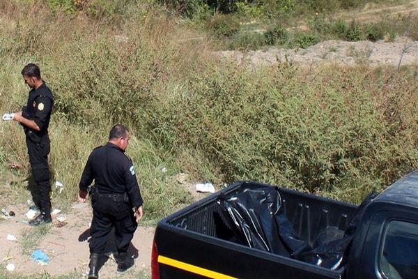 El cadáver fue encontrado en un terreno de la aldea San Miguel. (Foto Prensa Libre: Hugo Oliva)<br _mce_bogus="1"/>