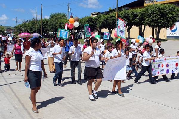 Miembros de unas 20 iglesias evangélicas de Gualán, Zacapa, participan en una marcha para conmemorar el Día de la Biblia. (Foto Prensa Libre: Julio Vargas)