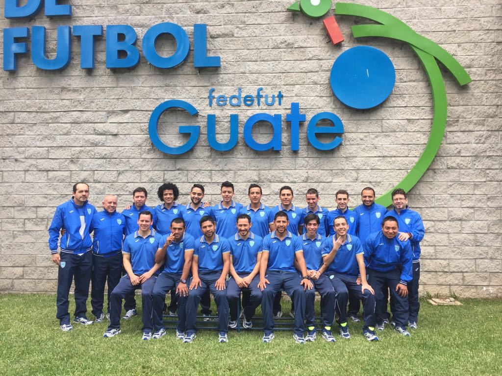 Los jugadores y cuerpo técnico posan luego de la juramentación. (Foto Prensa Libre: Cortesía ACD)