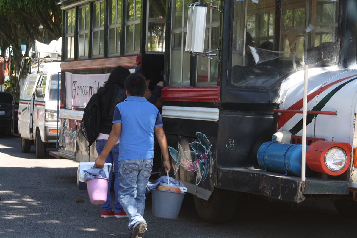 Vecinos de Fraijanes suben al autobús conocido como el tren. El servicio es gratuito. (Foto Prensa Libre: Cortesía)