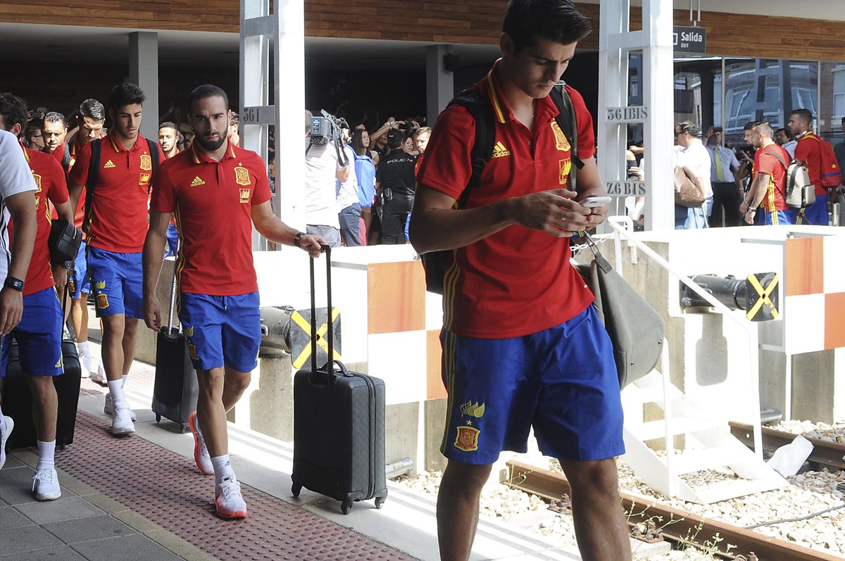 Los jugadores de la selección española Álvaro Morata, Daniel Carvajal y Marcos Asensio, a su llegada a la estación de León. (Foto Prensa Libre: EFE)