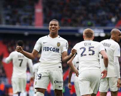 Mónaco gana 3-0 al Caen con doblete de Mbappé y se distancia de PSG y Niza