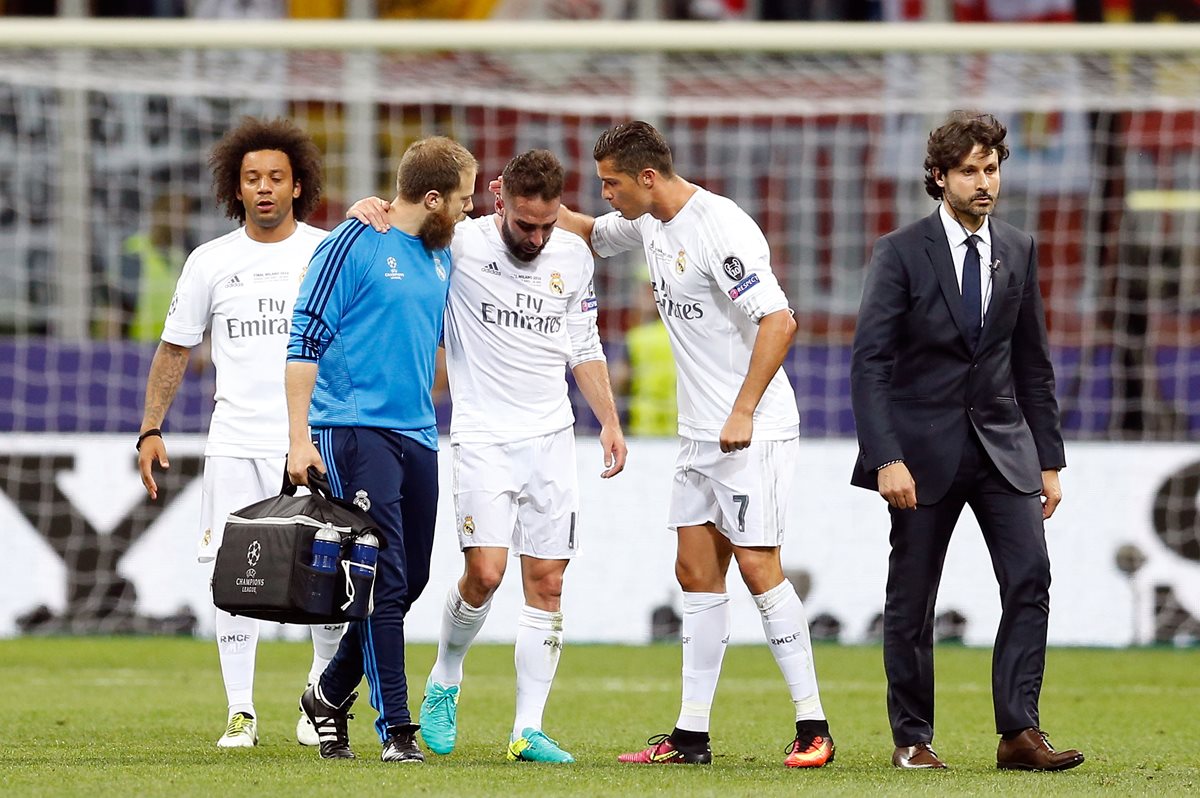 El portugués Cristiano Ronaldo le habla a Dani Carvajal mientras sale del campo lesionado en el juego contra el Atlético de Madrid en la final de la Champions. (Foto Prensa Libre: AP)