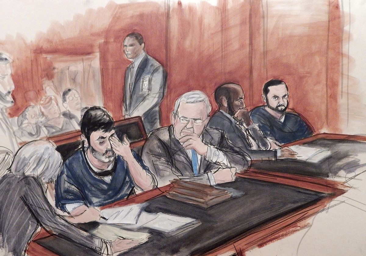 Efrain Antonio Campo Flores, sentado en segundo lugar desde la izquierda, y su primo Franqui Francisco Flores De Freitas, a la derecha, en la corte federal de Manhattan. (Foto Prensa Libre: AP).