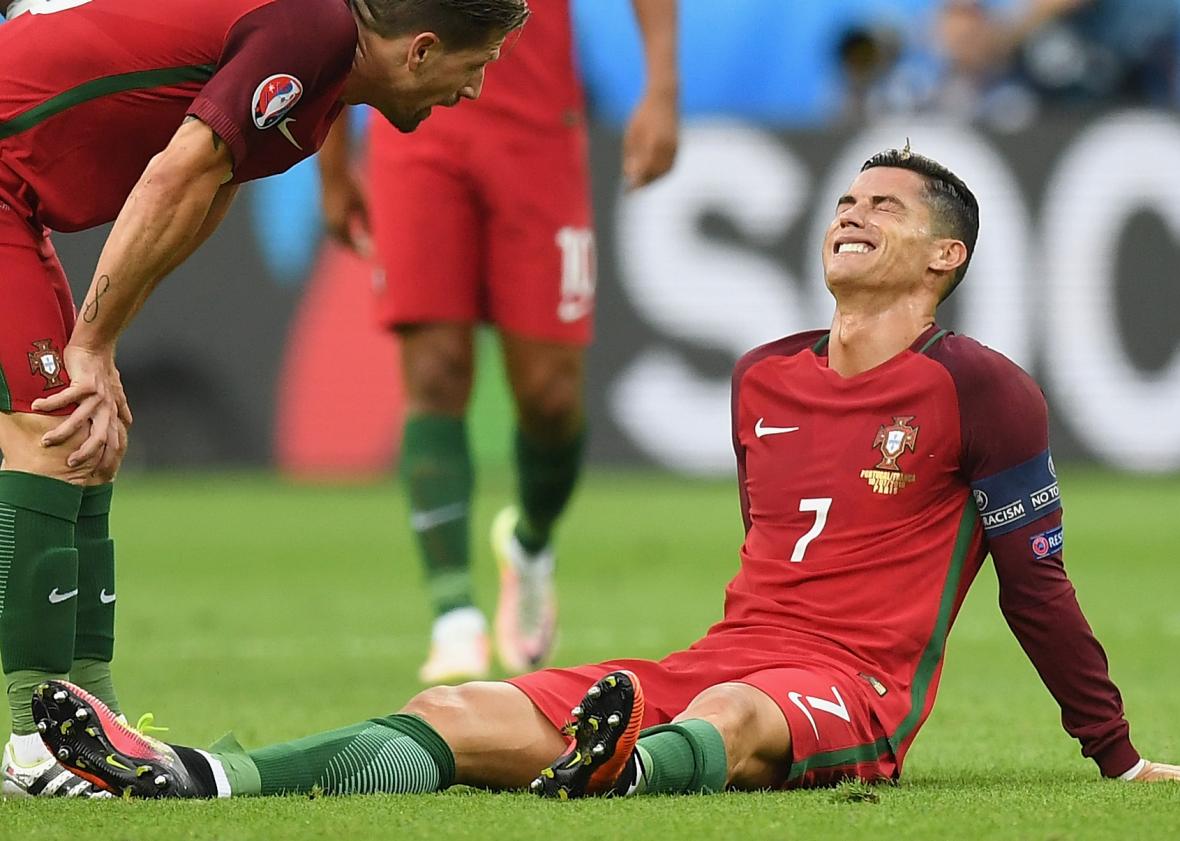En la final de la Euro, Cristiano Ronaldo no terminó el partido debido a una lesión, después de un choque contra Dimitri Payet. (Foto Prensa Libre: Hemeroteca PL)