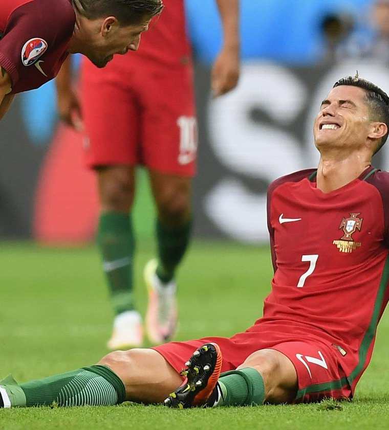 En la final de la Euro, Cristiano Ronaldo no terminó el partido debido a una lesión, después de un choque contra Dimitri Payet. (Foto Prensa Libre: Hemeroteca PL)