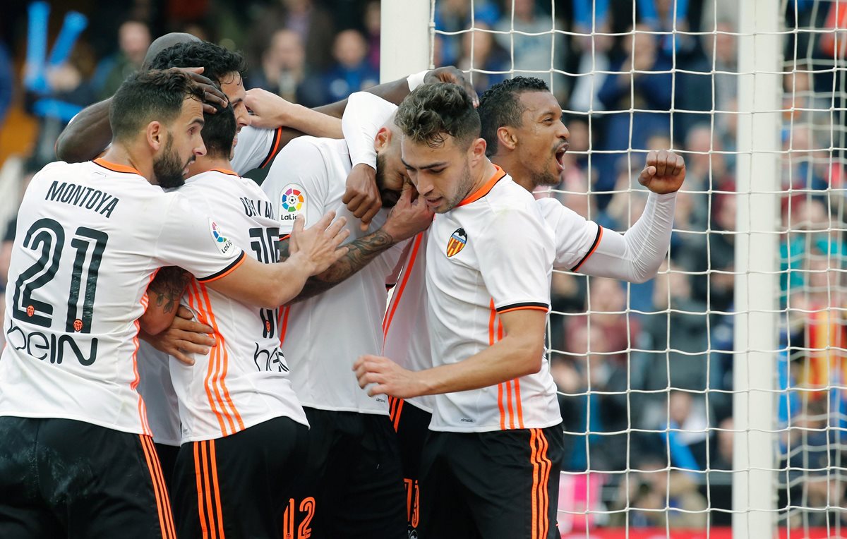 Valencia celebran el segundo gol del equipo, anotado por Simone Zaza. (Foto Prensa Libre: EFE)