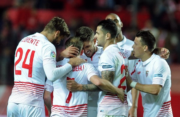 Michael Krohn-Dehli es felicitado por sus compañeros tras marcar el cuarto gol del Sevilla. (Foto Prensa Libre: AFP)