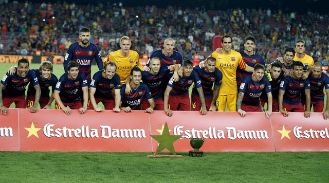 Los jugadores del FC Barcelona posan con los trofeos tras vencer 3-0 a la Roma, durante el encuentro correspondiente al trofeo Joan Gamper disputado en el Camp Nou, en Barcelona.(Foto Prensa Libre: EFE)