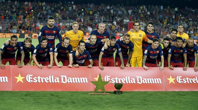 Los jugadores del FC Barcelona posan con los trofeos tras vencer 3-0 a la Roma, durante el encuentro correspondiente al trofeo Joan Gamper disputado en el Camp Nou, en Barcelona.(Foto Prensa Libre: EFE)