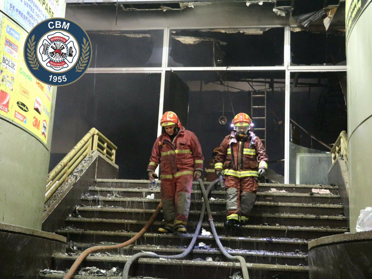 Decenas de bomberos acudieron al lugar para sofocar el incendio. 