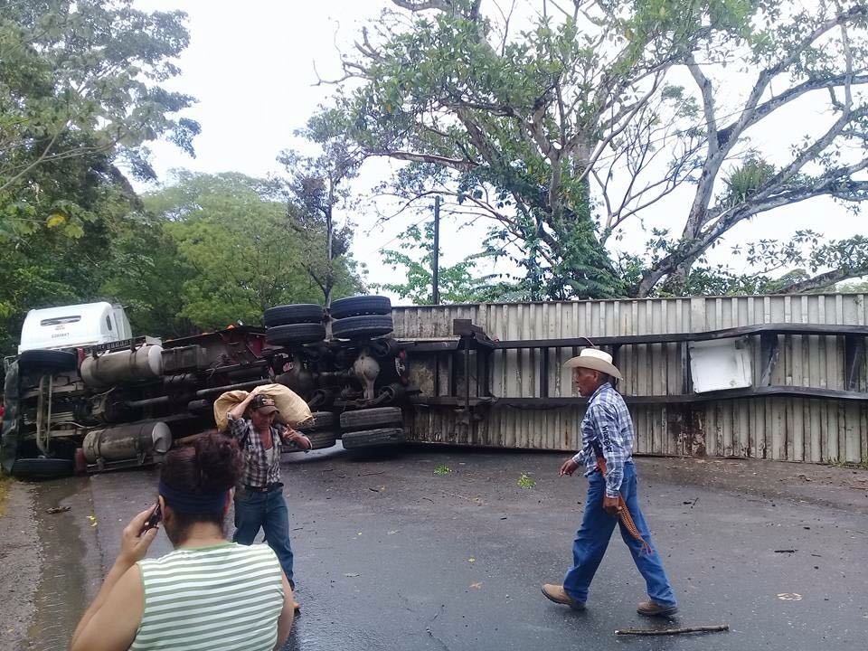 Automovilistas trataron de tomar rutas alternas por las aldeas.(Foto Prensa Libre: Dony Stewart)