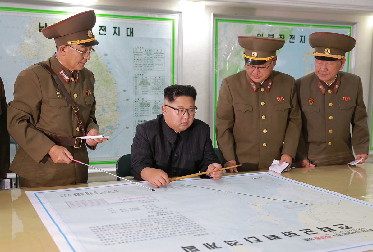 Kim Jong Un, (c) conversa con militares durante su visita a las Fuerzas Estratégicas del Ejército Popular Coreano.(Foto Prensa Libre: AP).
