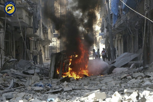 Cascos Blancos, sirios inspeccionan edificios después de los ataques aéreos en Alepo. (Foto Prensa Libre: AFP)