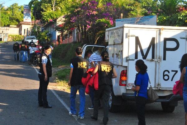 Autoridades en uno de los 15 cateos.