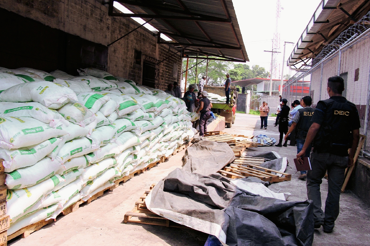 Sacos con fertilizante que fueron recuperados en Tiquisate, Escuintla. (Foto Prensa Libre: Enrique Paredes)