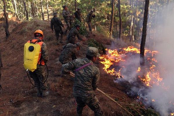 Soldados combaten  incendio forestal  en la finca Ixcuná, en la zona 9 de la ciudad de Huehuetenango. (Foto Prensa Libre: Mike Castillo)