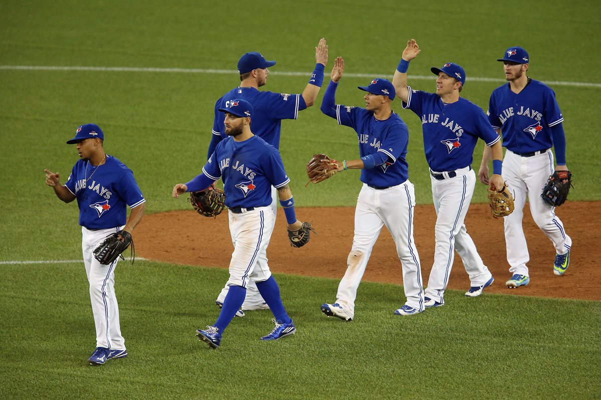 Los jugadores de los Azulejos de Toronto festejan al final del partido. (Foto Prensa Libre: AFP)