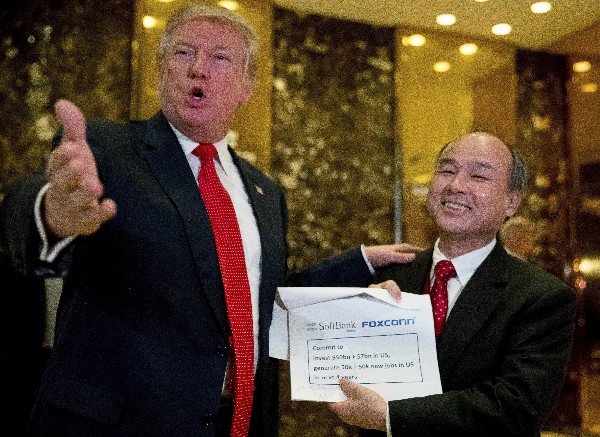Donald Trump, (i) habla con el magnate japonés Masayoshi Son en Nueva York.(Foto Prensa Libre: AFP)
