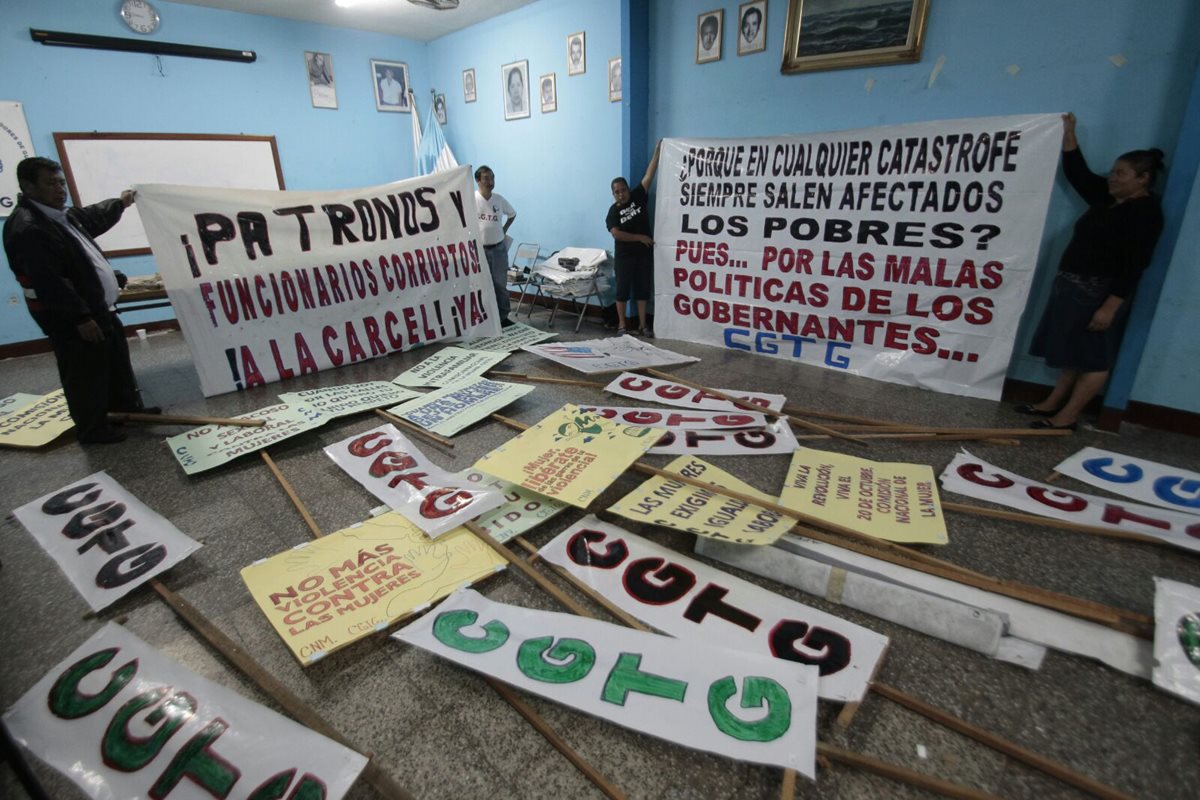 Pancartas con consignas para conmemorar la Revolución del 20 de octubre se guardan debido a que se suspende la actividad de este martes. (Foto Prensa Libre: Erick Ávila).