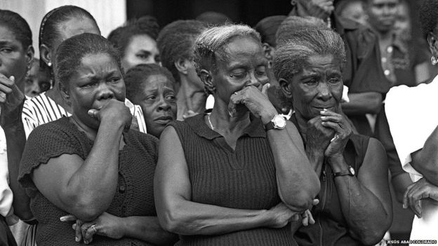 El dolor de la guerra: familiares de víctimas de la matanza de Bojayá, Colombia, en 2002. JESÚS ABAD COLORADO