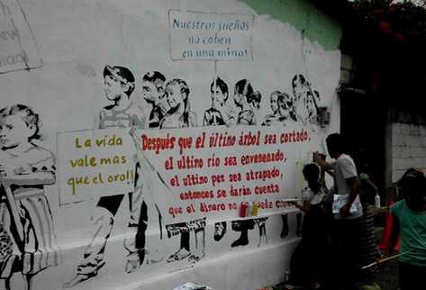 Niños pintan mural a favor del ambiente en San Pedro la Laguna, Sololá. (Foto Prensa Libre: Ángel Julajuj).