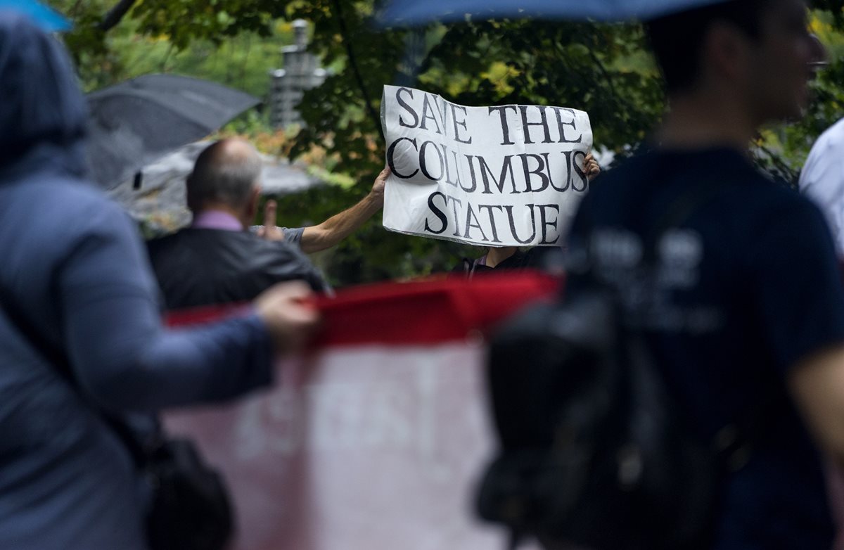 Un grupo de activistas protestan en la Quinta Avenida en el día de Cristóbal Colón en Nueva York.(AP).