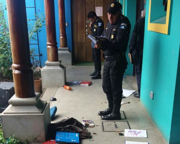 Agentes de la Policía Nacional Civil (PNC), inspeccionan los daños que ocasionó el desconocido en las intalaciones de la asociación. (Foto Prensa Libre: Renato Melgar.