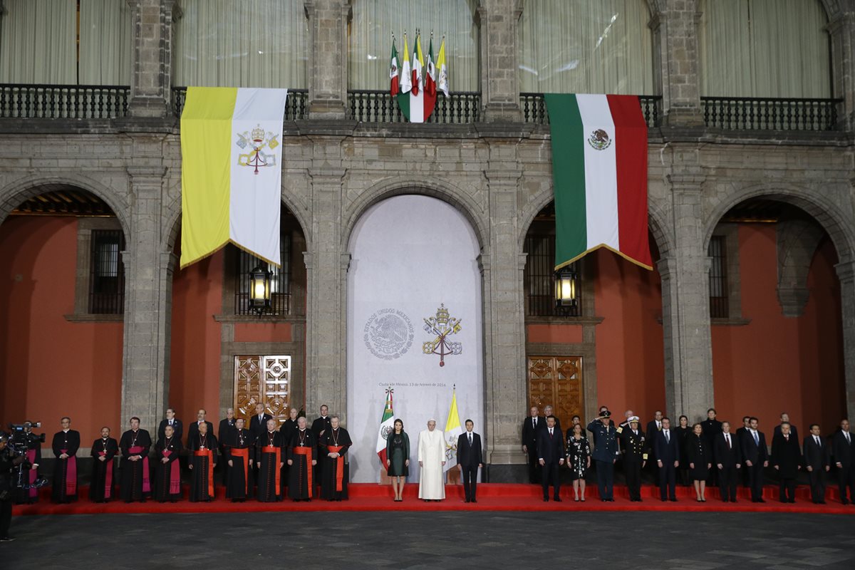 El papa Francisco, en la primera visita que un Pontífice hace al Palacio Nacional de México. (Foto Prensa Libre. AP).