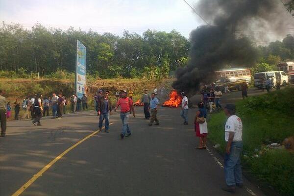 Los pobladores impiden el paso a Retalhuleu. (Foto cortesía del usuario de Twitter @erickbarrera87)