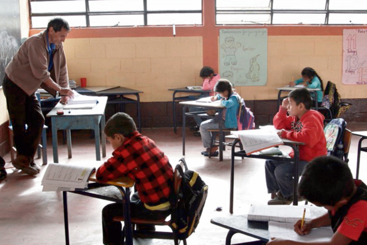 Menores de  la escuela de la aldea Sutún, Cubulco, Baja Verapaz, aprenden español.