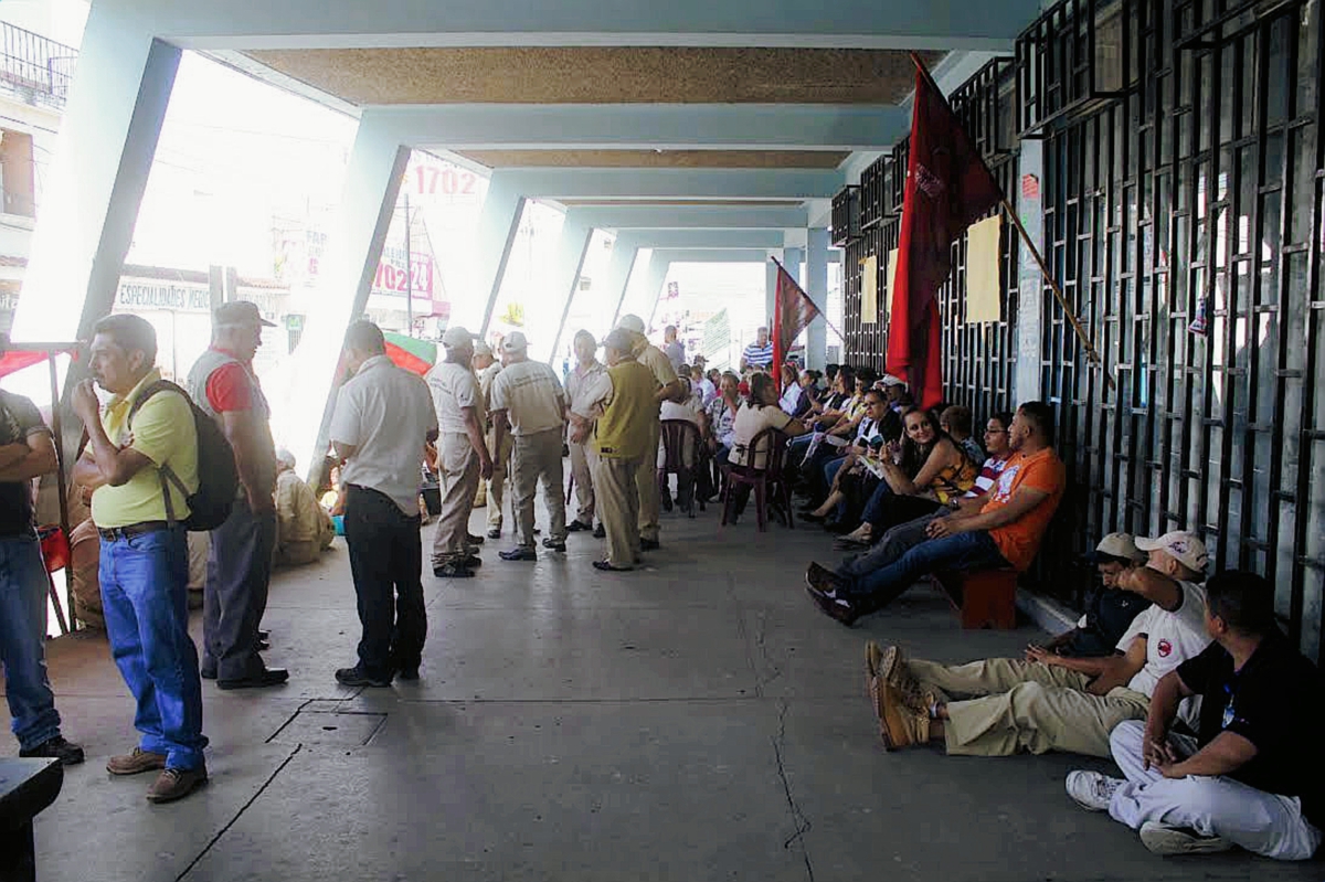 Salubristas mantienen suspendida la consulta externa en el Hospital Nacional de Jalapa. (Foto Prensa Libre: Hugo Oliva)