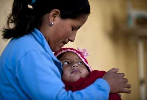 Adriana López y su hija Citlalli, de 6 años, antes de una sesión de equinoterapia el 25 de enero de 2011 en México. (Foto Prensa Libre: AFP)