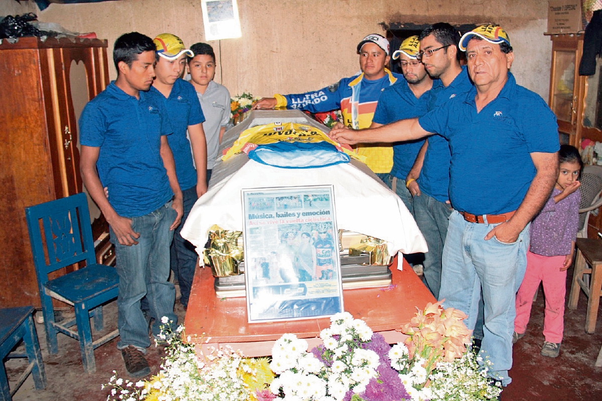 Integrantes del equipo Llanteras Alvarado, el último que le dio apoyo a Édgar, se dieron cita en el velatorio y funeral del ciclista, en la aldea La Estancia, Cantel, Quetzaltenango. (Foto Prensa Libre: Carlos Ventura)