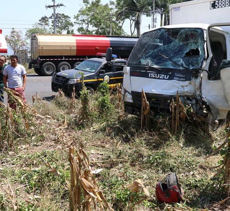 Del impacto el casco de uno de los fallecidos salió expulsado y quedó a unos metros del camión. (Foto Prensa Libre: Enrique Paredes)