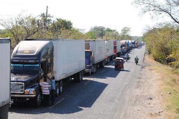 La fila de automotores de carga abarcaba ayer del kilómetro  144.5, en  Pasaco, Jutiapa, a la frontera con El Salvador.