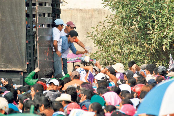 En Quetzaltenango, el secretario departamental del PP, Armando Paniagua, dijo que las bolsas con víveres y su foto provienen de donaciones.