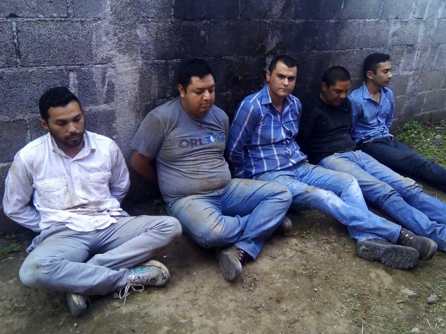 Cinco presuntos delincuentes fueron capturado al enfrentarse con la Policía luego de haber robado un camión con café. (Foto Prensa Libre: Eduardo Sam Chun)
