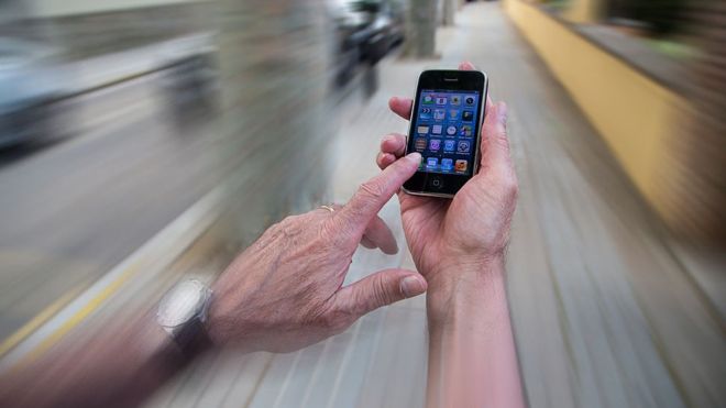 Cada vez más personas acceden a internet desde su celular. (GETTY IMAGES).