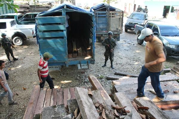 Autoridades y miembros del Conap cuentan lo incautado.