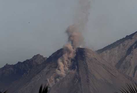 El volcán Santiaguito registró actividad leve esta mañana. (Foto Prensa Libre: Luis Barrios)
