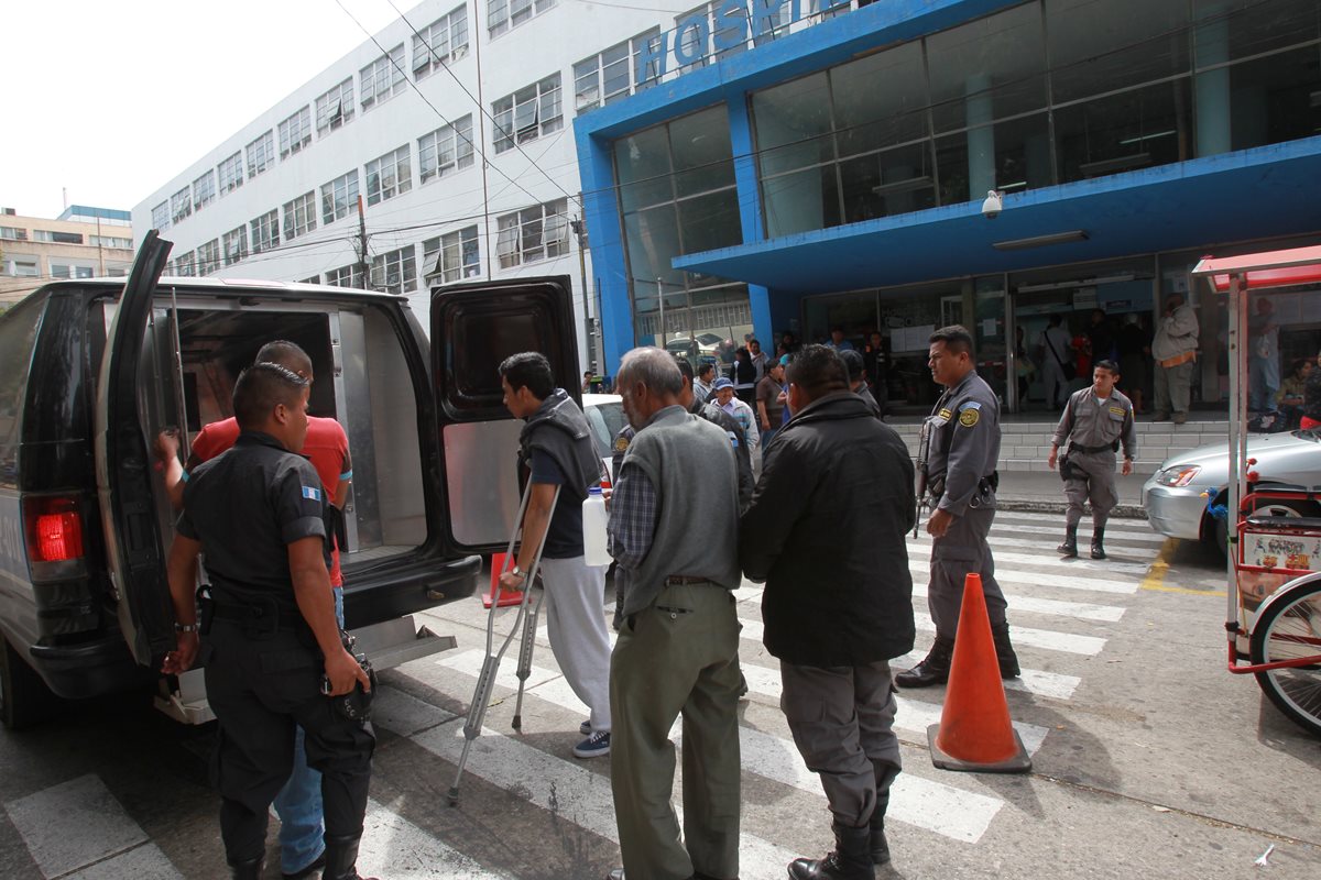 Guardias penitenciarios custodian a un reo, luego de ser atendido en el hospital Roosvelt.( Foto Prensa Libre: Hemeroteca PL)