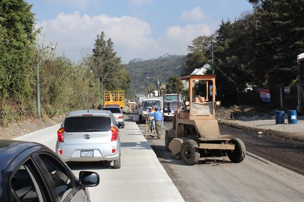 El Ministerio de Comunicaciones aplica cemento hidraulico. (Foto Prensa Libre: Miguel López)<br _mce_bogus="1"/>