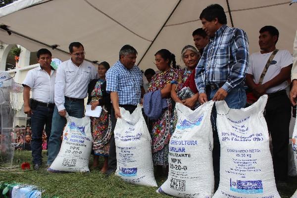 Autoridades del Maga entregan sacos de fertilizante en forma simbólica  a agricultores,    durante el lanzamiento del programa del 2014, efectuado ayer en Chimaltenango.