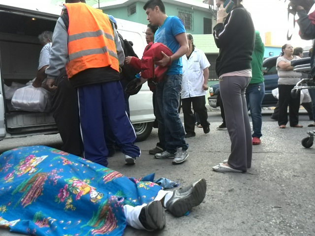 Dos personas murieron en un ataque armado ocurrido en la zona 5 capitalina. (Foto Prensa Libre: Estuardo Paredes)