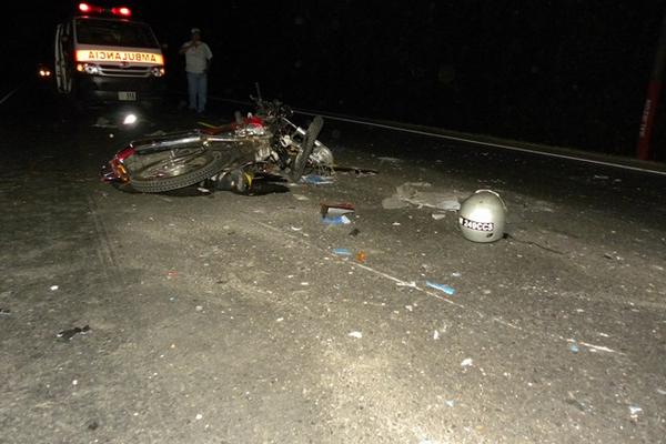 El cadáver de Erwin Geovani Tomás Chocoj quedó debajo de la motocicleta en San Bernardino. (Foto Prensa Libre: Omar Méndez)